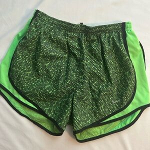 Nike Green Athletic Shorts Dynamic Curved Hem Moisture-Wicking